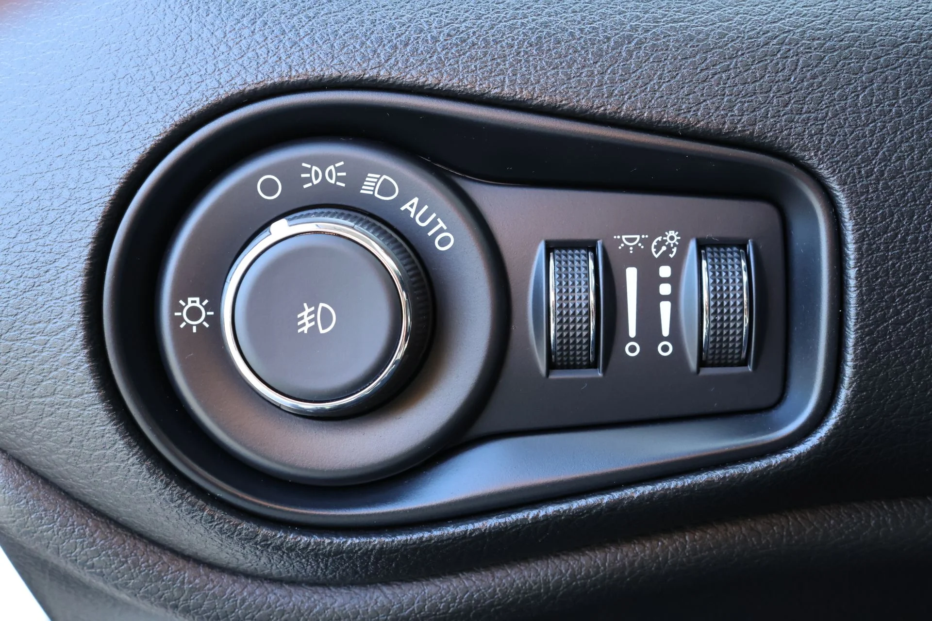 Used 2023 White Jeep Trailhawk image 17