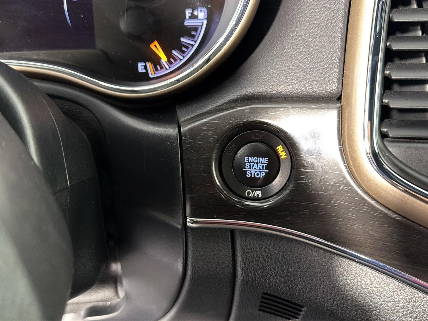 Used 2017 Bright White Clearcoat Jeep Limited image 28