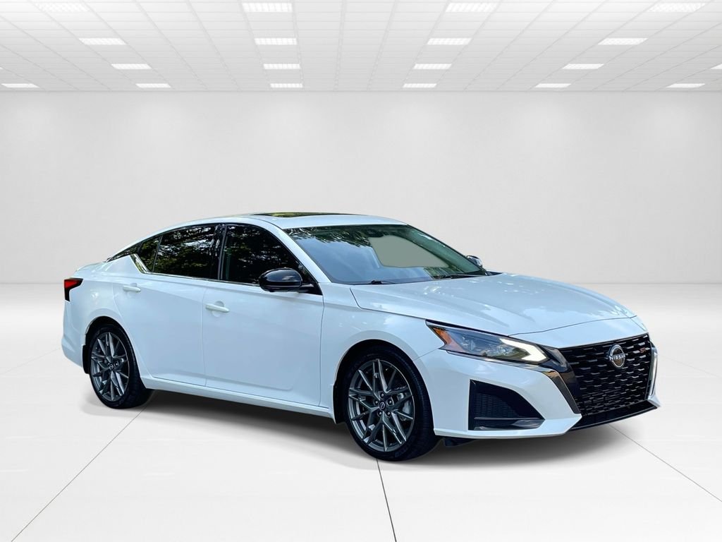 Used 2023 White Nissan 2.0 SR image 1