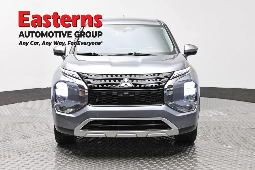 Used 2024 Gray Mitsubishi SE image 2