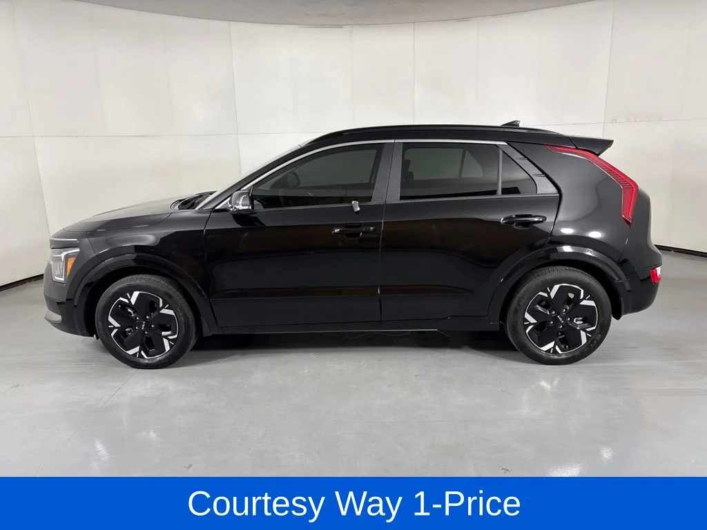 Used 2025 Black Kia Wind image 6