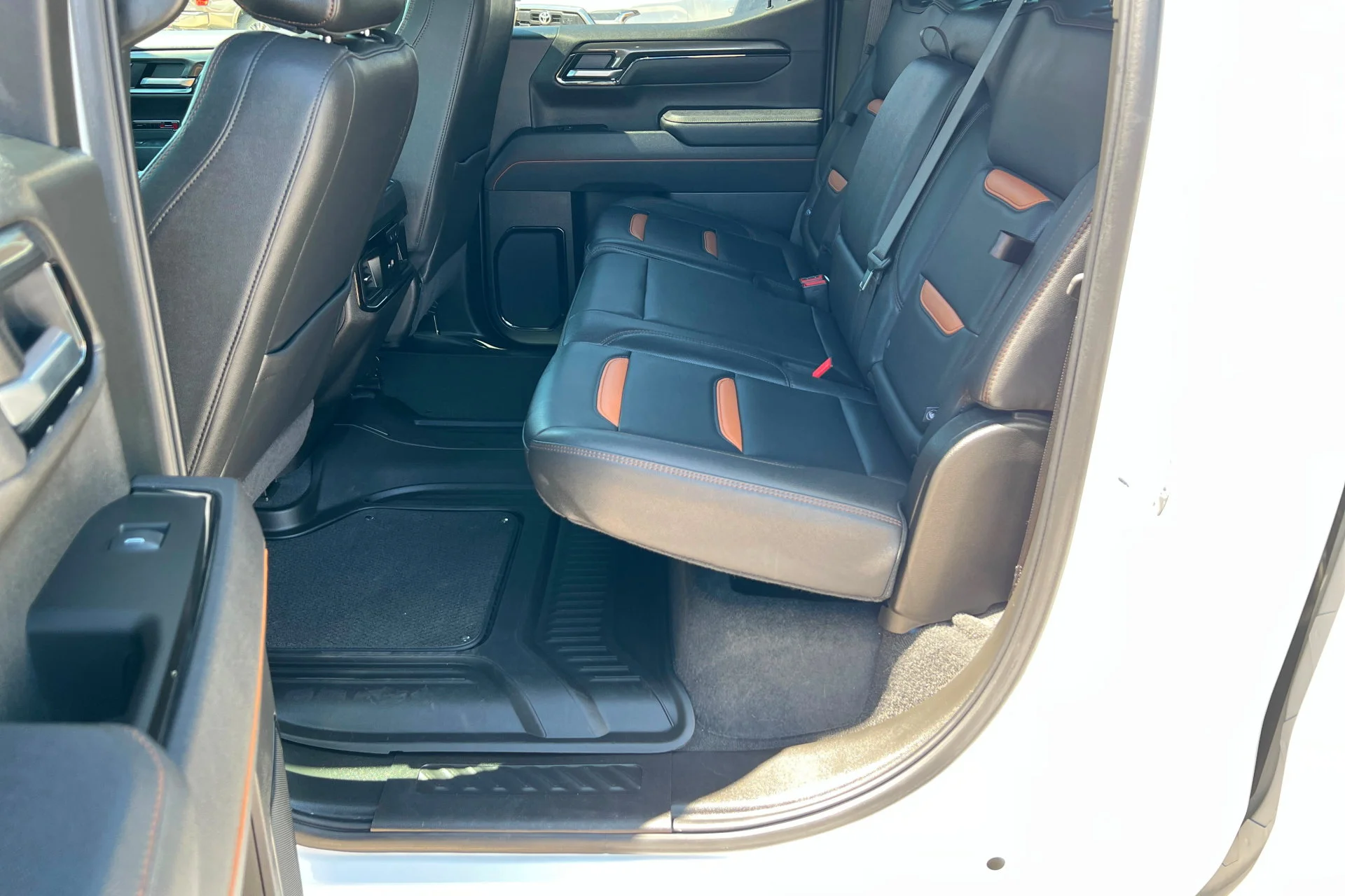 Used 2025 Summit White GMC AT4 image 21