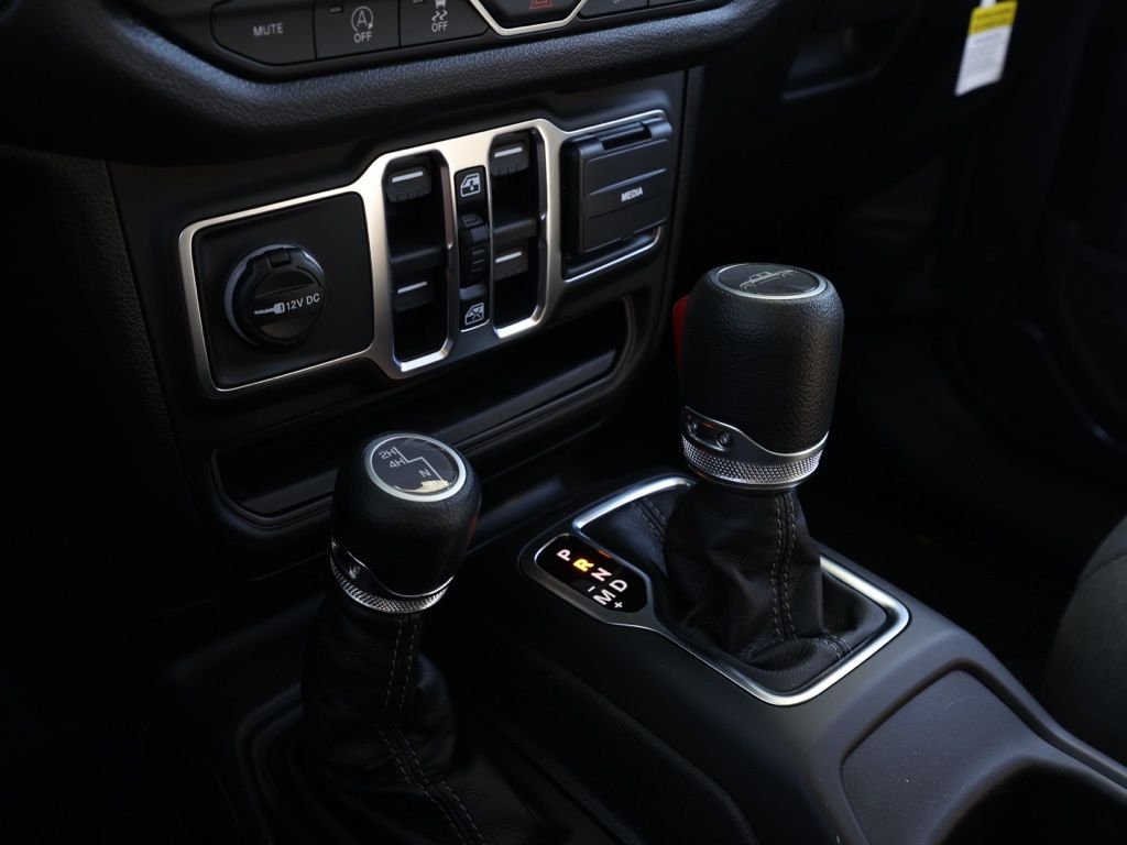 New 2026 Granite Crystal Metallic Clear-Coat Exterior Paint Jeep Sport S image 29