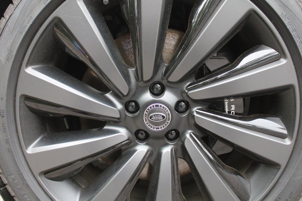 Used 2024 White Land Rover SV image 18