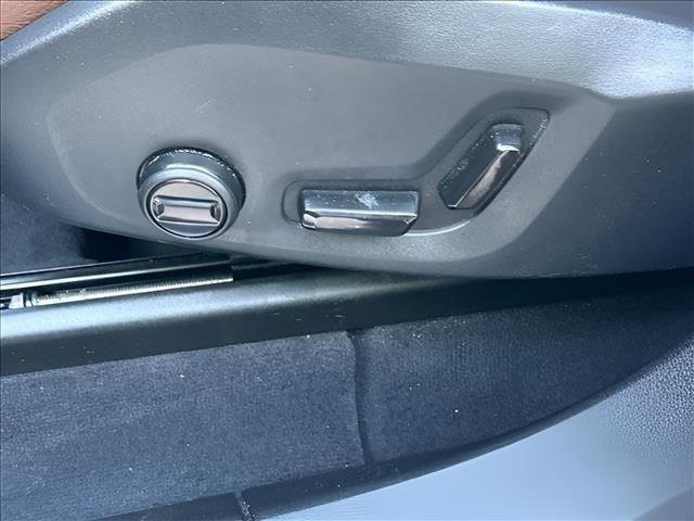 Used 2023  Volvo Plus Bright Theme image 17