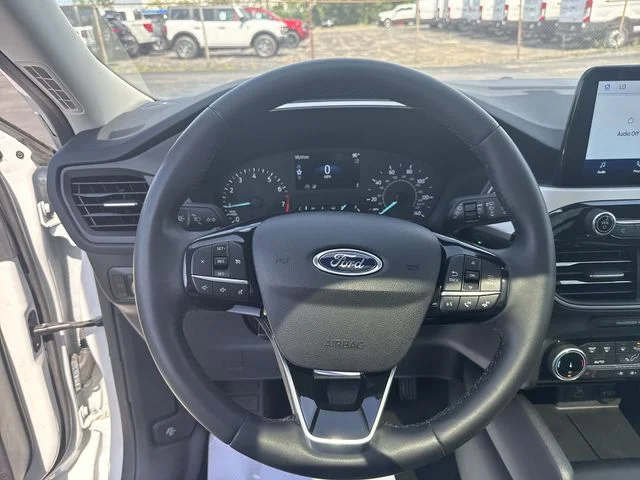 Used 2022 Oxford White Ford SE image 13