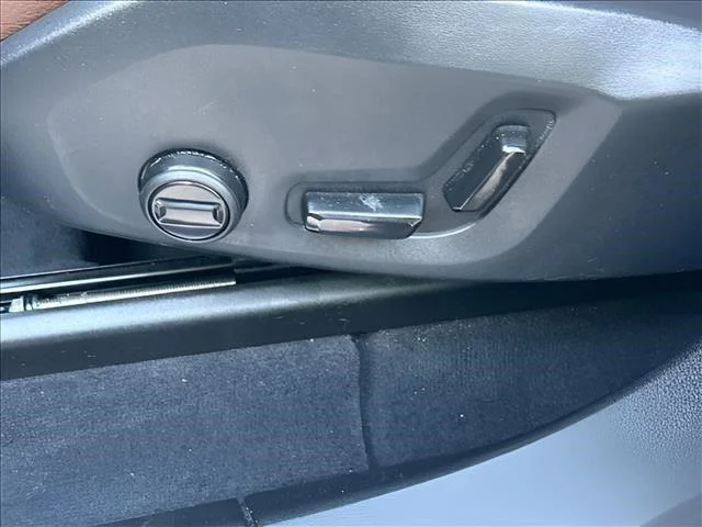 Used 2023  Volvo Plus Bright Theme image 17