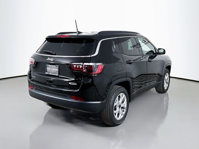 New 2026 Diamond Black Crystal Pearl-Coat Exterior Paint Jeep Latitude image 7