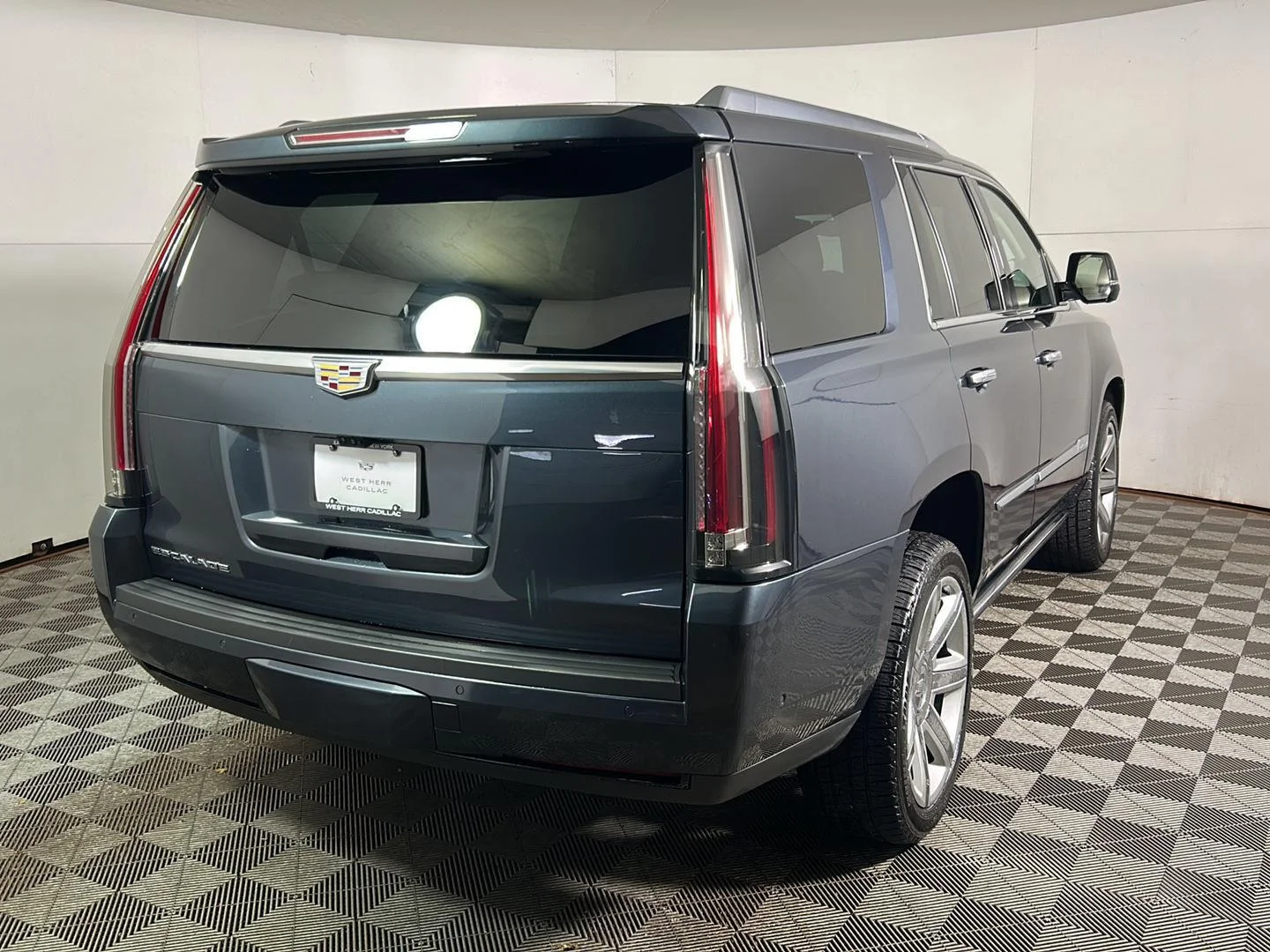 Used 2020 Shadow Metallic Cadillac Premium Luxury image 7