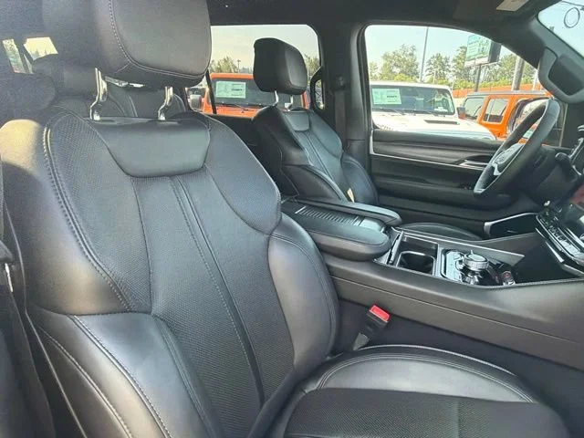 Used 2024 Diamond Black Crystal Pearlcoat Jeep Series III image 10