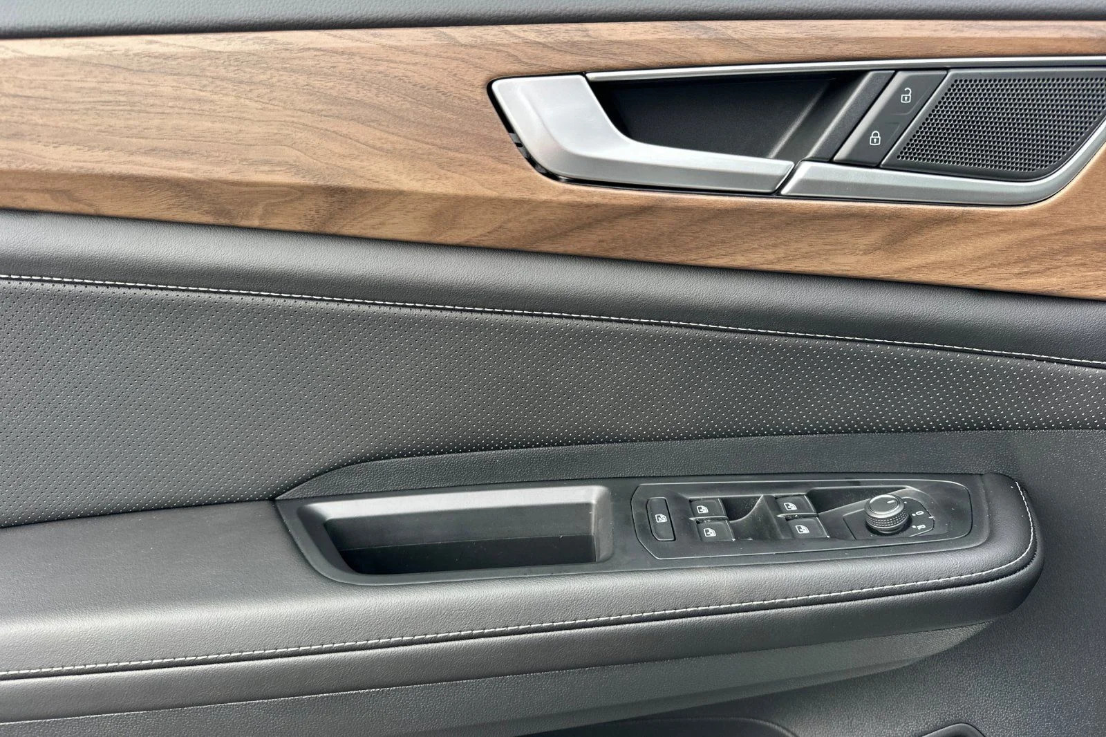 2026 Volkswagen Atlas SE w/Tech - Photo 10