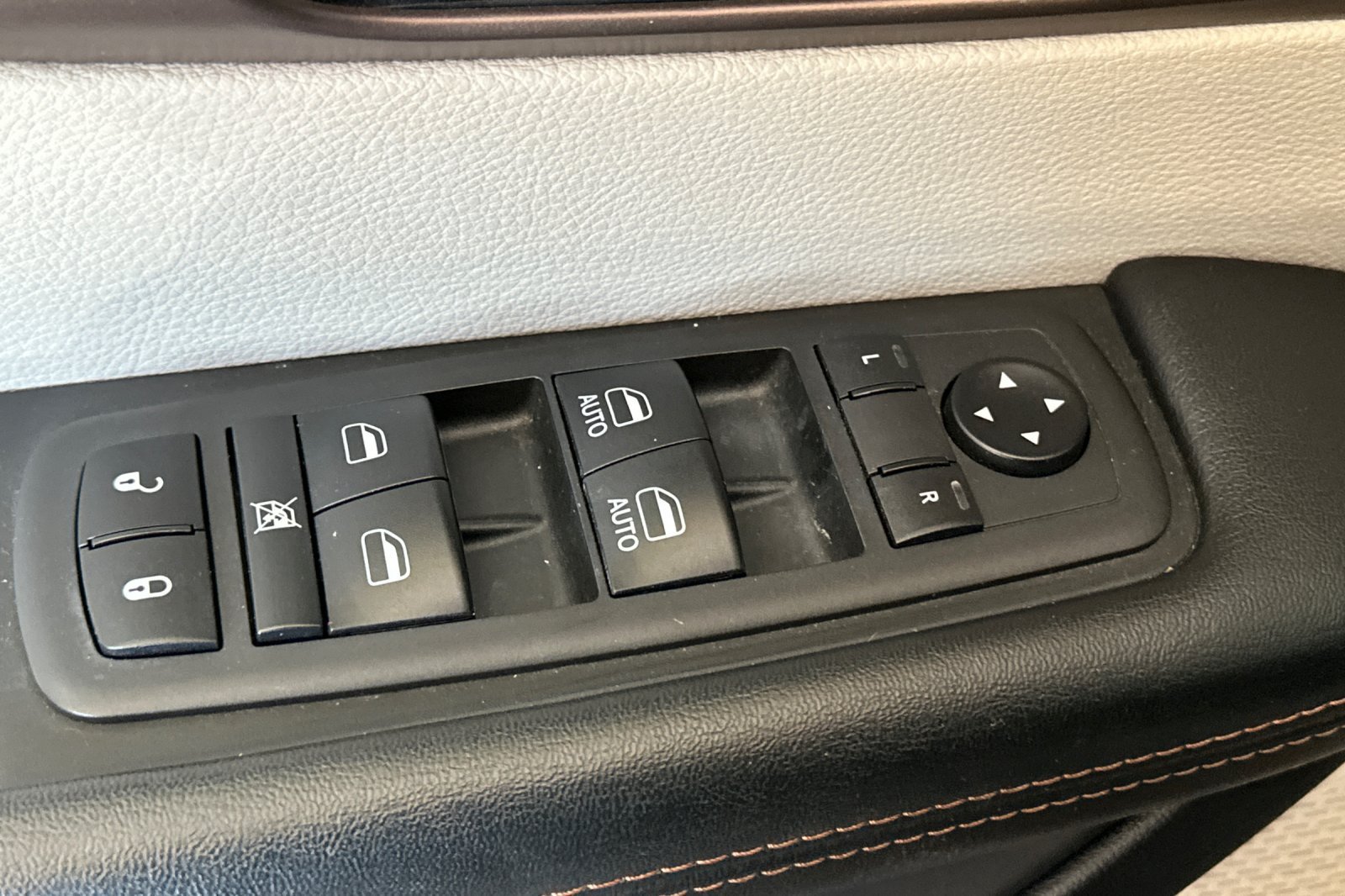 Used 2019 Black Chrysler Touring L image 11