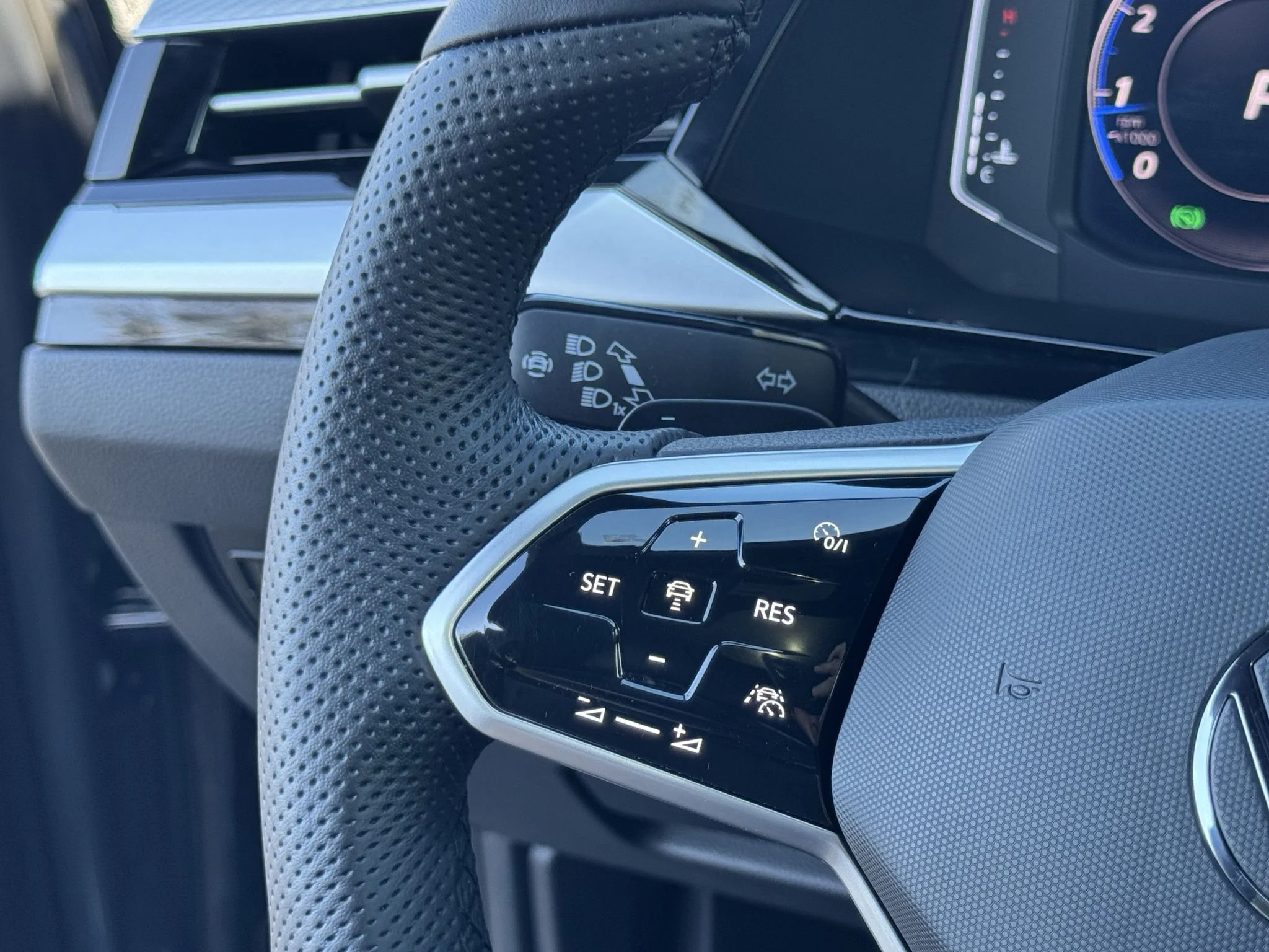 Used 2021 Urano Gray Volkswagen SEL R-Line image 18