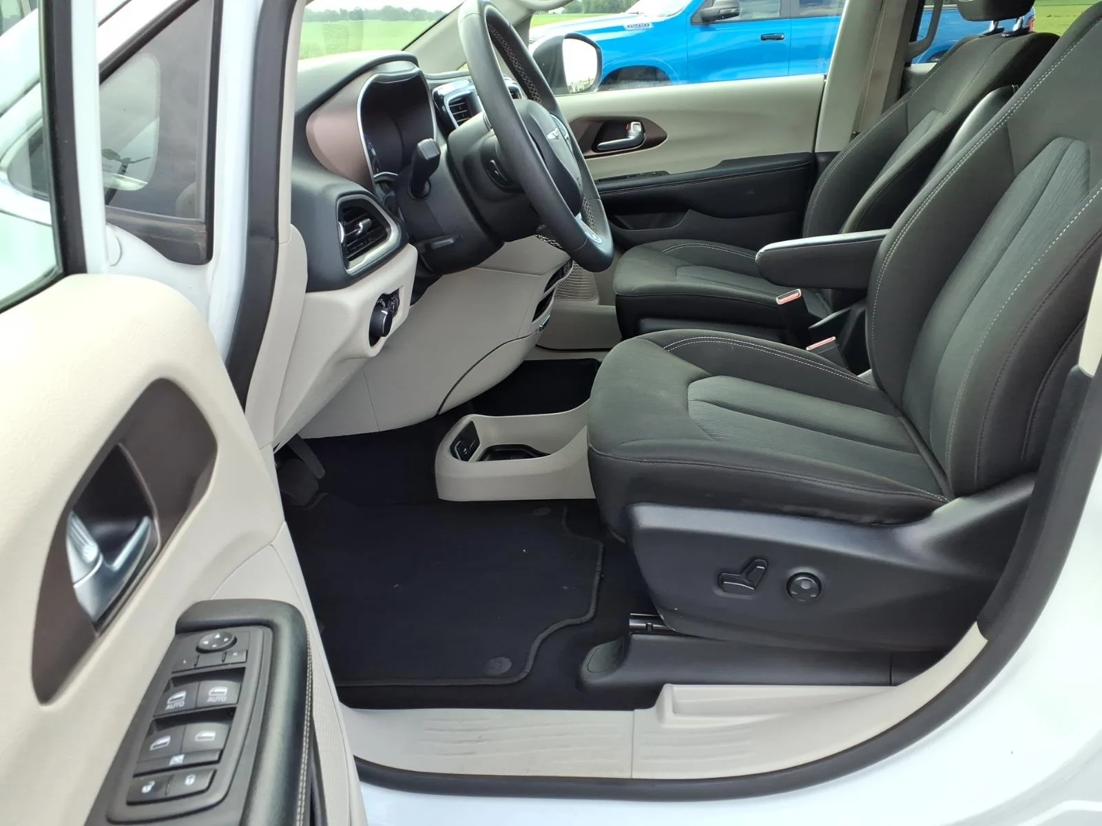 Used 2023 Bright White Clear Coat Chrysler LX image 18