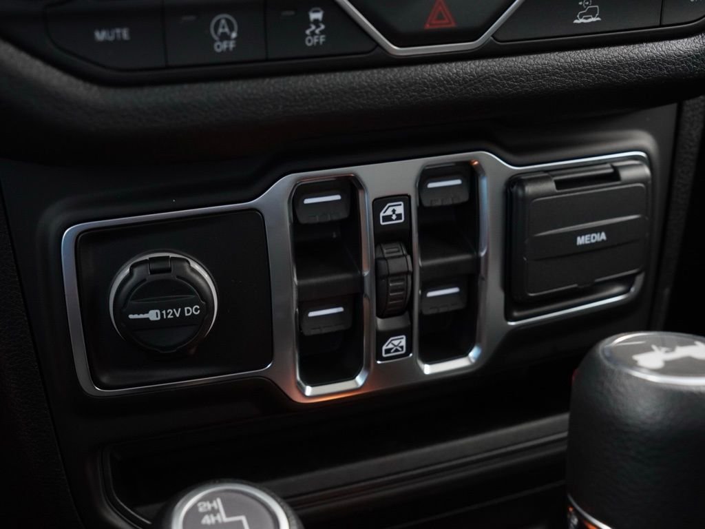 New 2026 Granite Crystal Metallic Clear-Coat Exterior Paint Jeep Sport S image 15