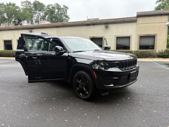 Used 2025 Diamond Black Jeep Altitude X image 30