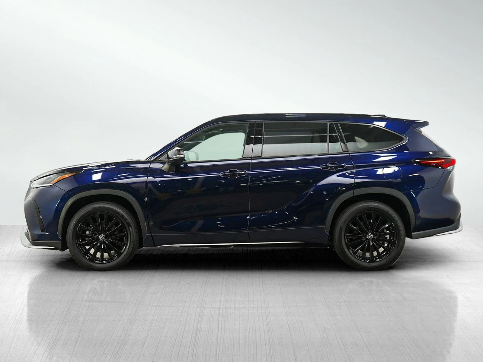 Used 2025 Toyota Highlander XSE with VIN 5TDKDRBH8SS579890 for sale in Burnsville, Minnesota