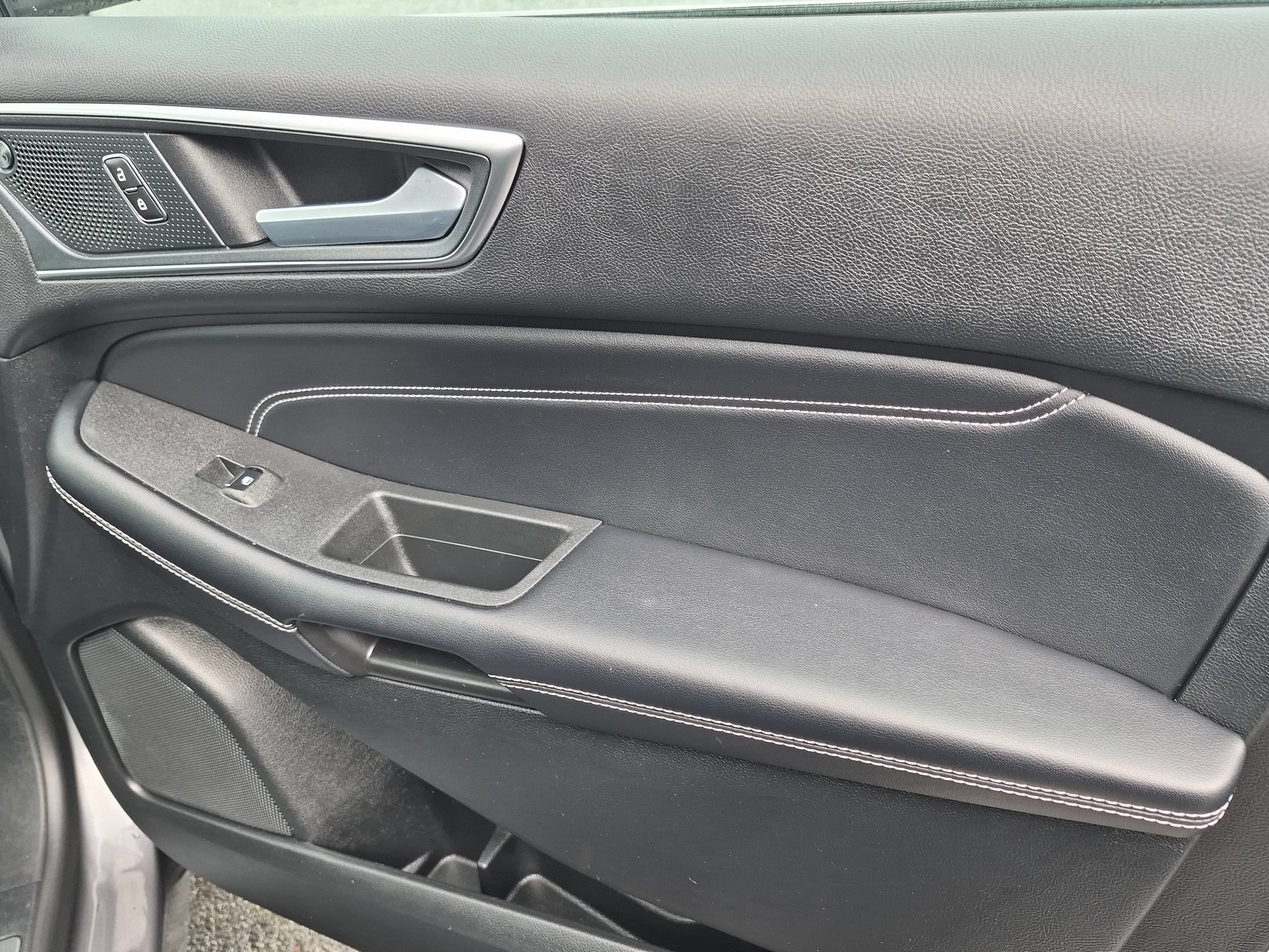 Used 2024  Ford Titanium image 32