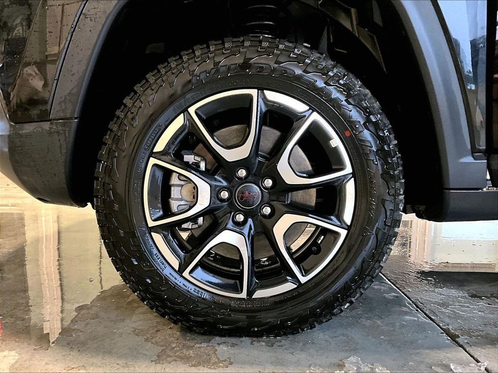 New 2026 Diamond Black Crystal Pearlcoat Jeep Trailhawk image 8