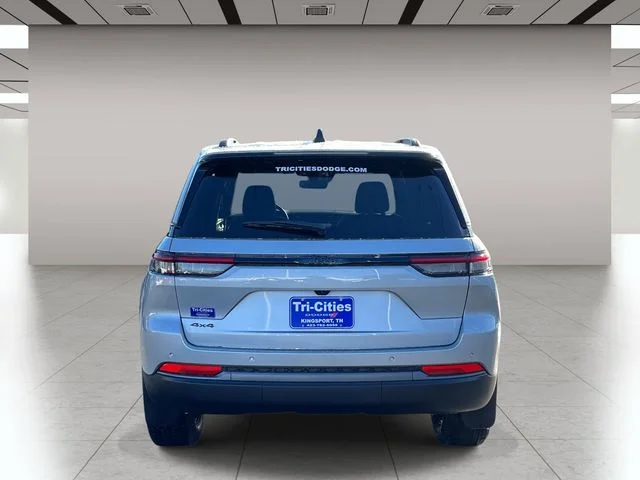 New 2026 Silver Zynith Exterior Paint Jeep Altitude image 4