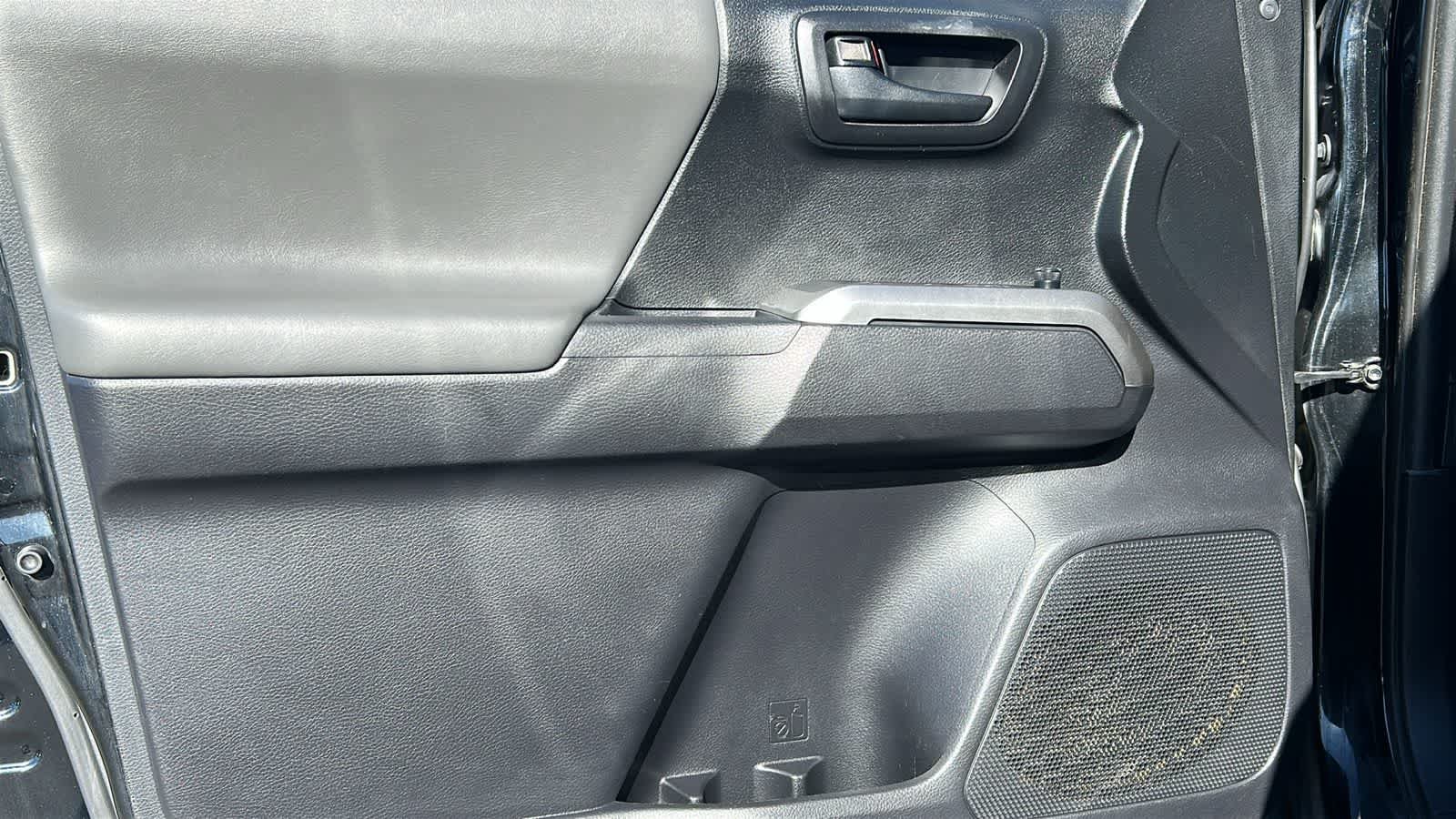 Used 2019 Midnight Black Metallic Toyota SR5 image 23