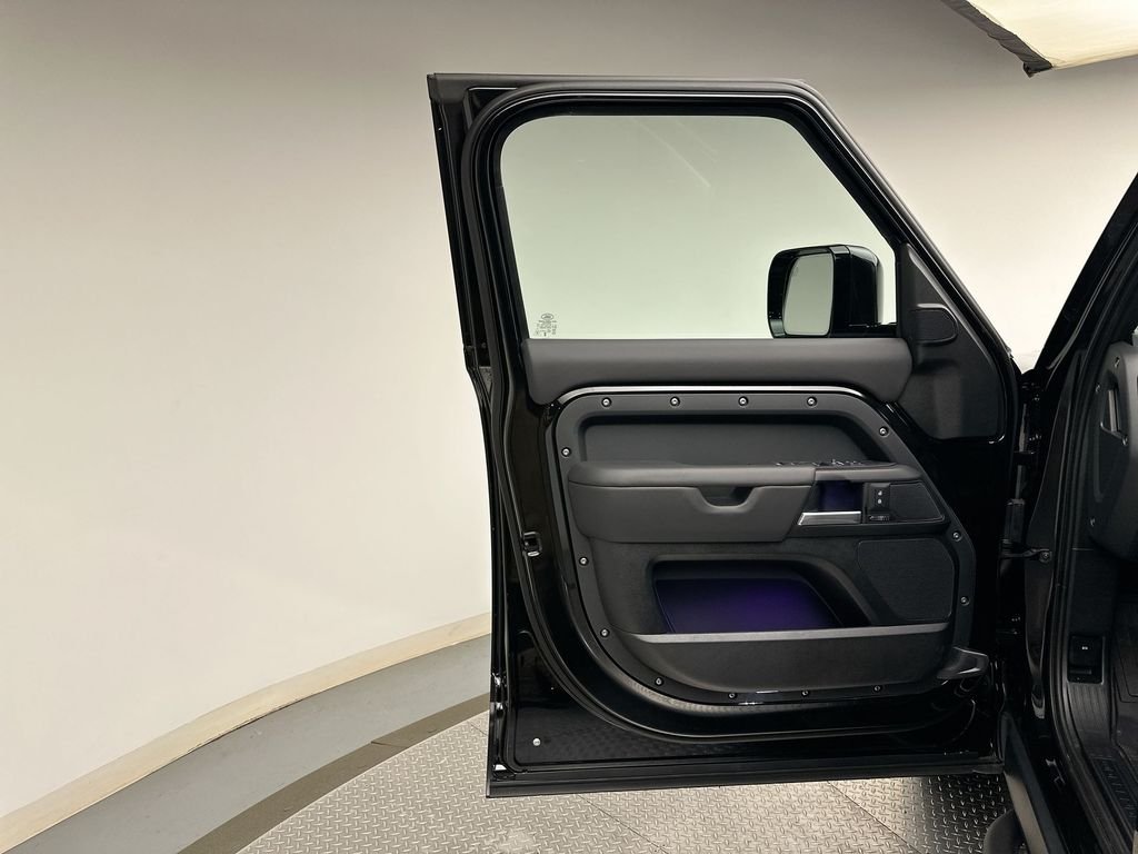 New 2026 Santorini Black Land Rover X-Dynamic SE image 9