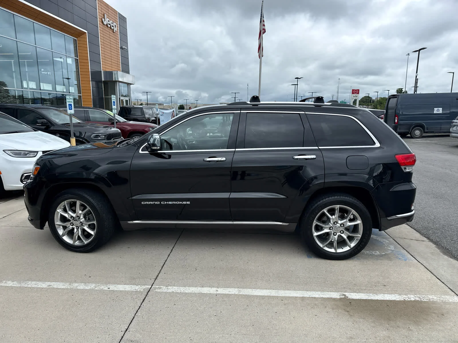 Used 2014 Brilliant Black Crystal Pearlcoat Jeep Summit image 8