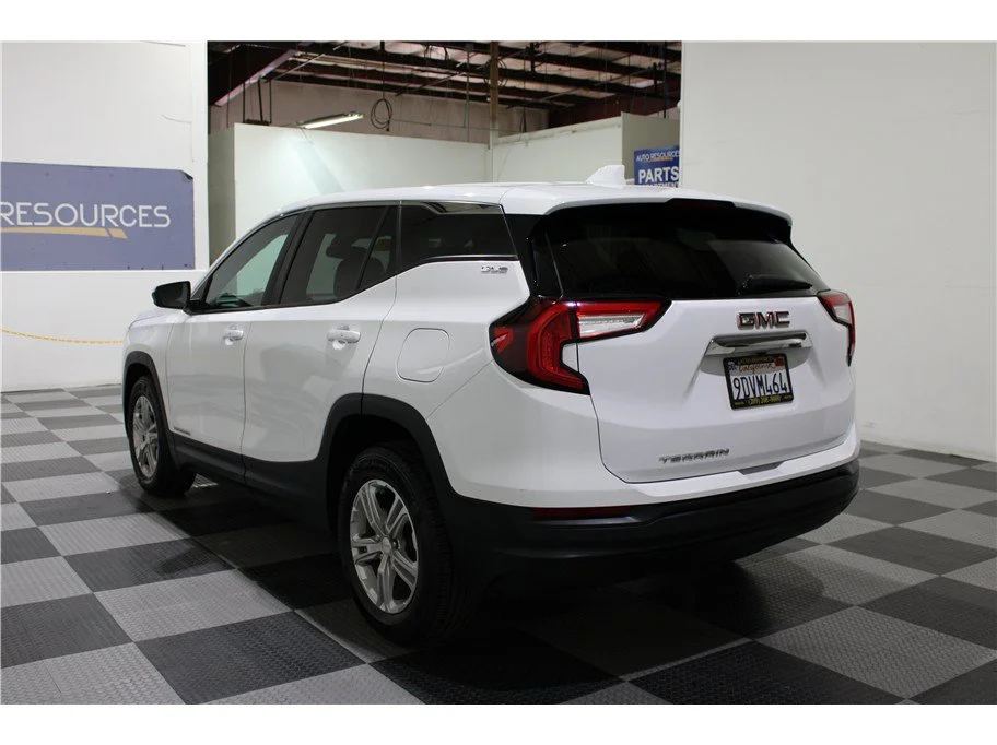 Used 2022 Summit White GMC SLE image 6