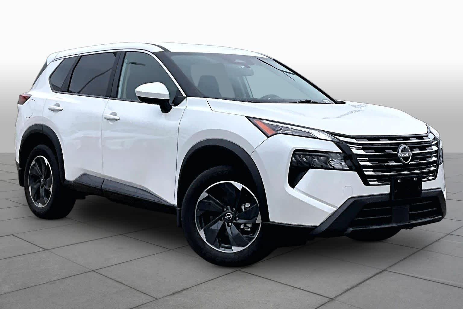 Used 2026 Everest White Pearl Tricoat Nissan SV image 3