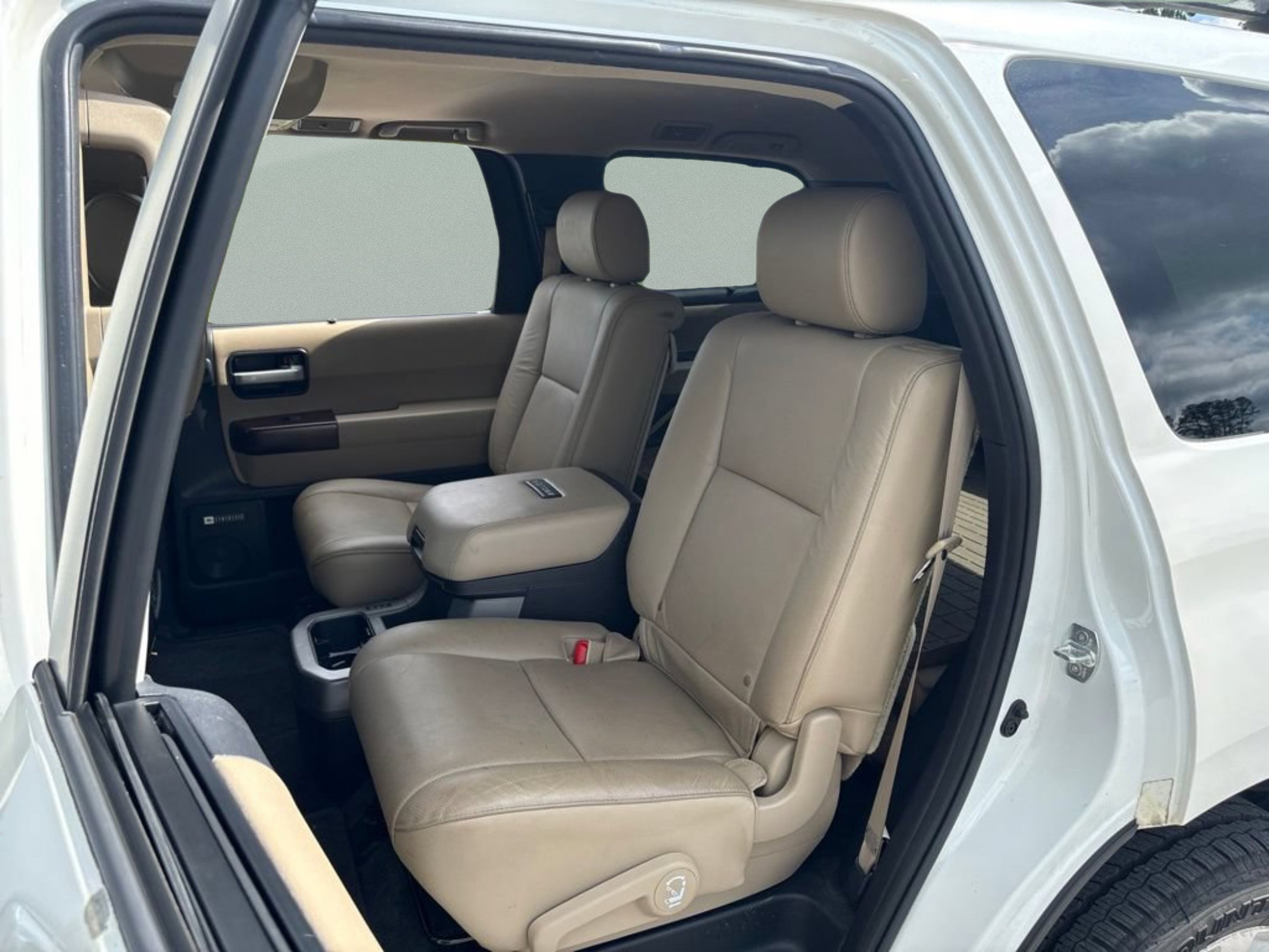 Used 2016 Blizzard Pearl Toyota Platinum image 29