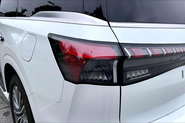 Used 2025 White INFINITI SENSORY image 29