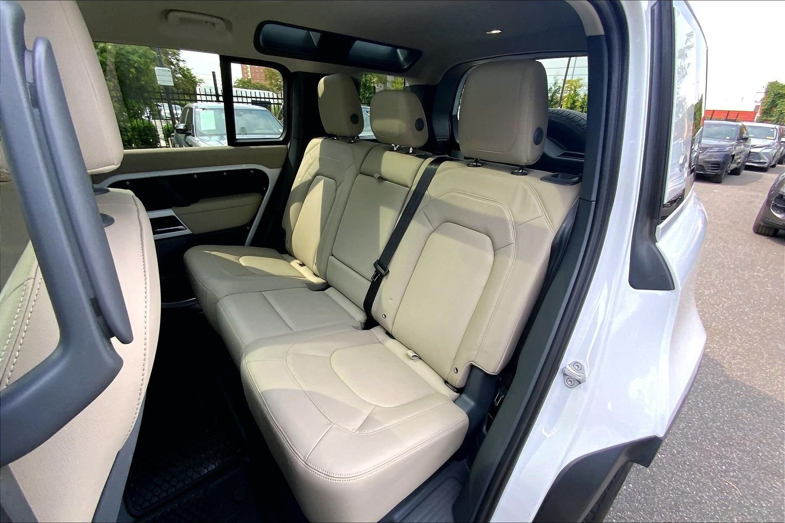 Used 2024 Fuji White Land Rover S image 20