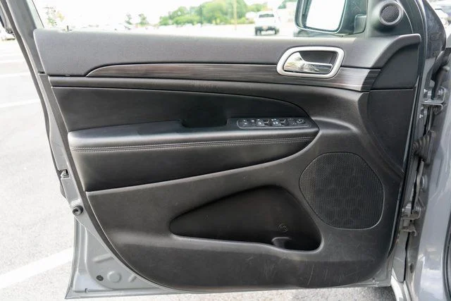 Used 2019 Gray Jeep Altitude image 18