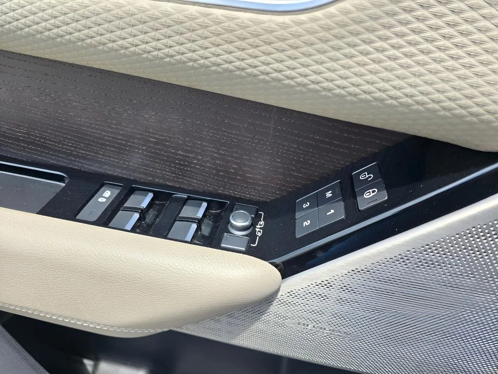 Used 2020 Byron Blue Metallic Land Rover S image 15