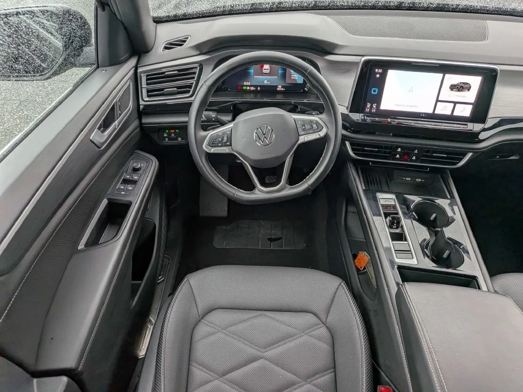 Certified Used 2025 Deep Black Pearl Effect Volkswagen 2.0T SE w/Technology image 14