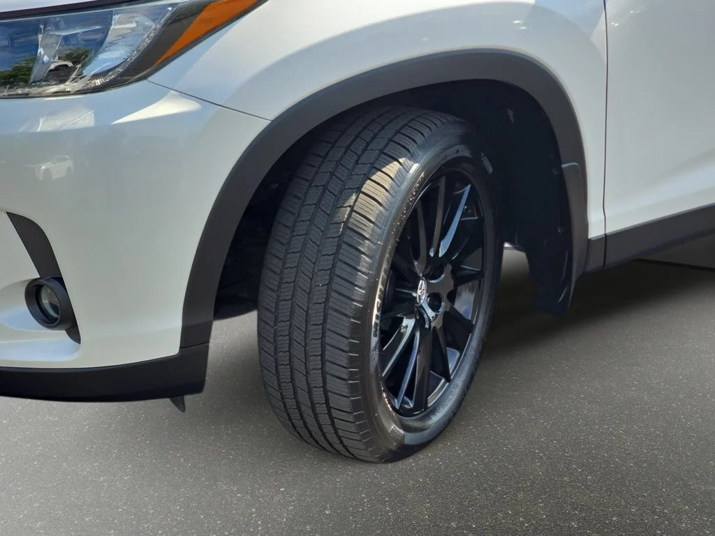 Used 2019 White Toyota SE image 36