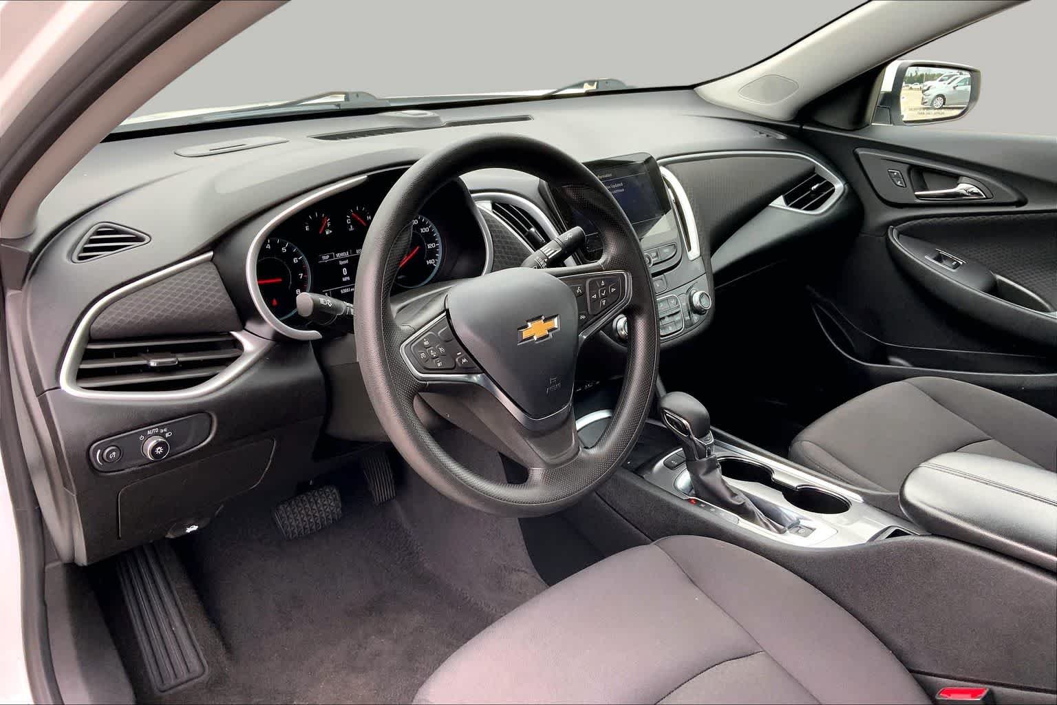 Used 2024 Summit White Chevrolet LT image 17