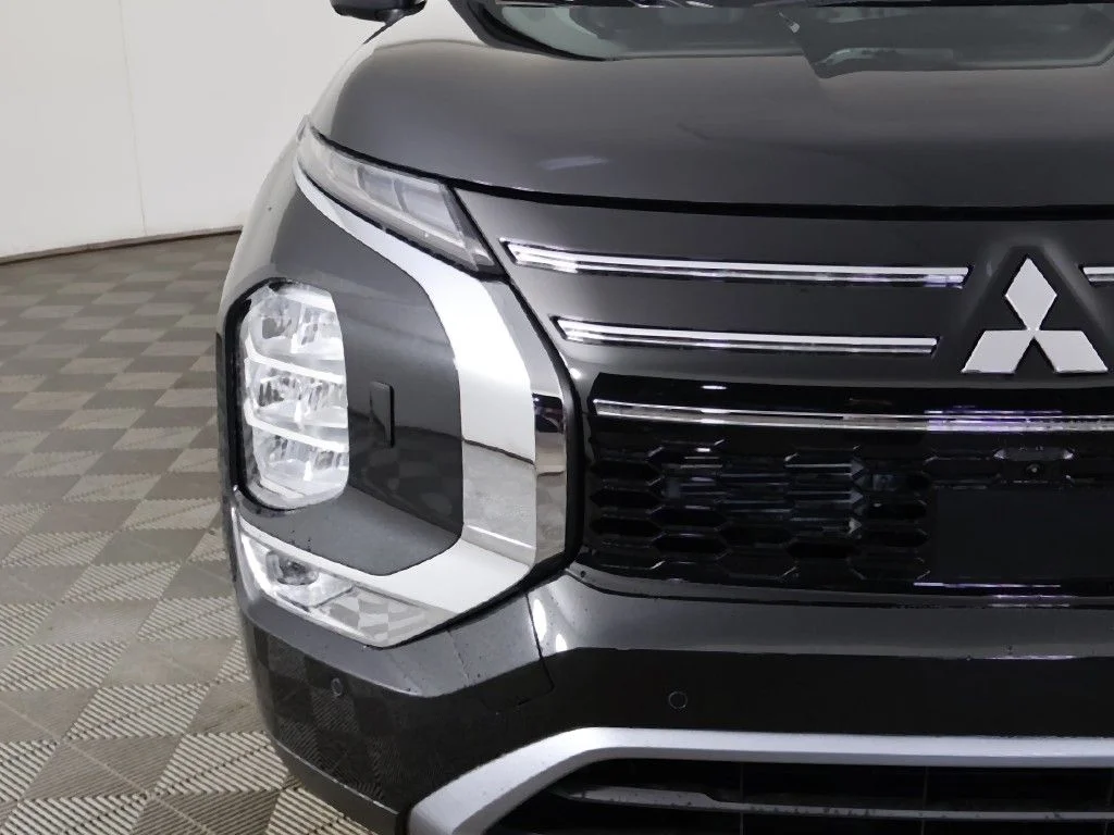 New 2026 Black Mitsubishi SE image 14