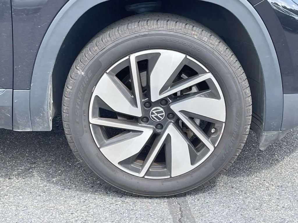 Certified Used 2025  Volkswagen 2.0T SE w/Technology image 9