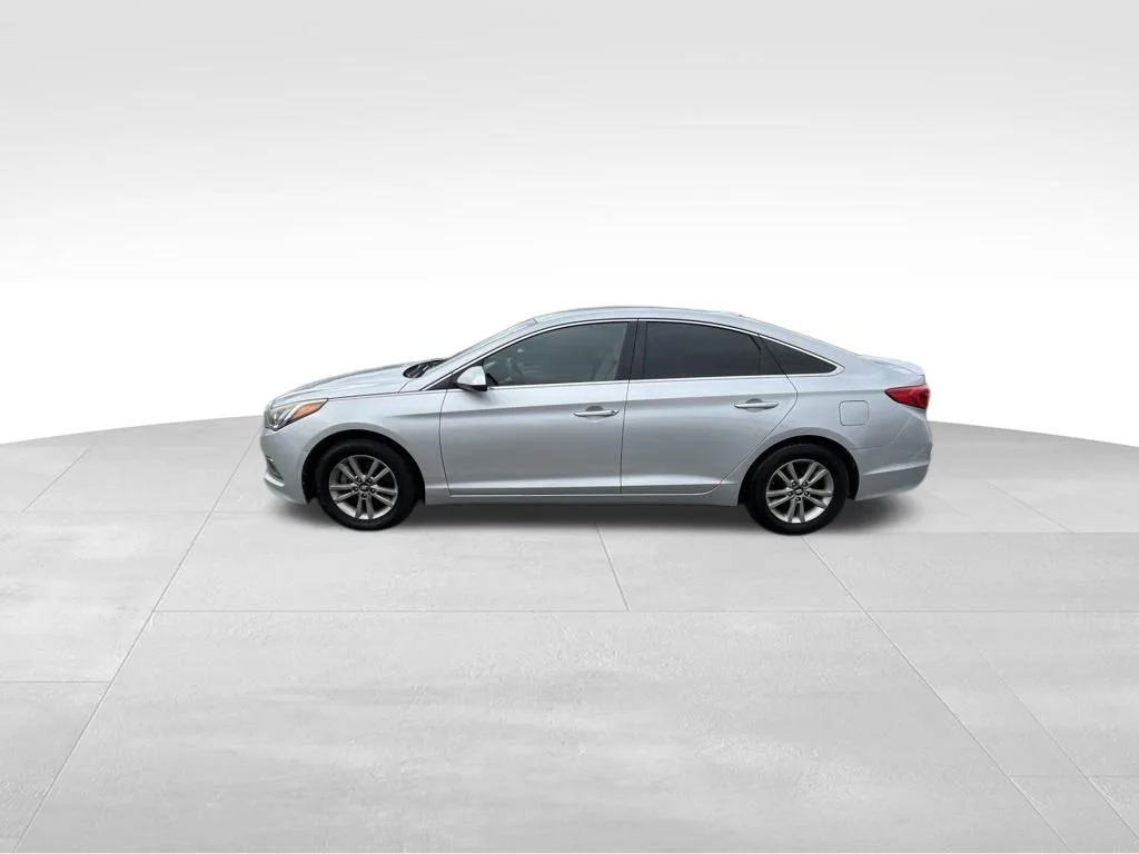 Used 2016 Silver Hyundai SE image 4