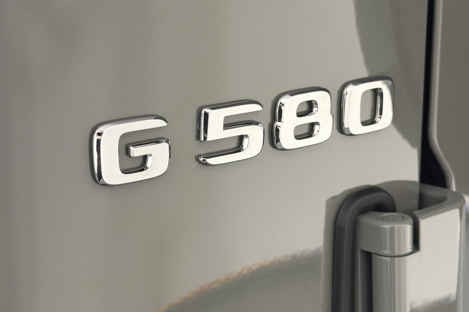 New 2027 MANUFAKTUR Arabian Grey Mercedes-Benz G 580e SUV image 8