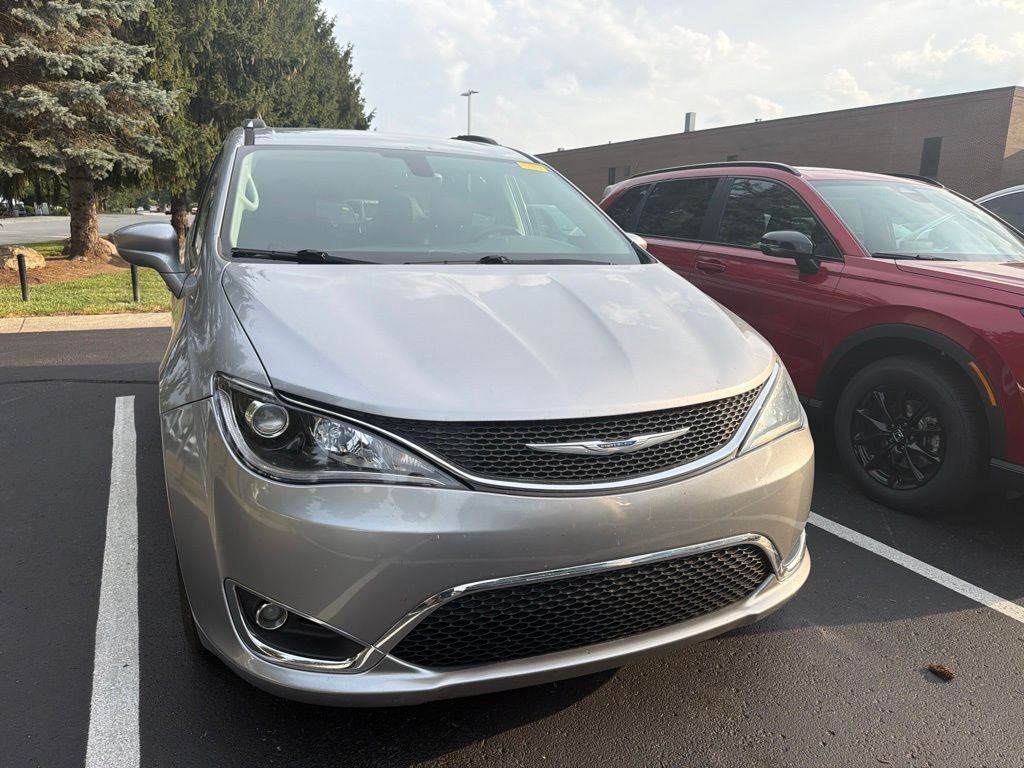 Used 2019 Billet Silver Metallic Chrysler Touring L image 5