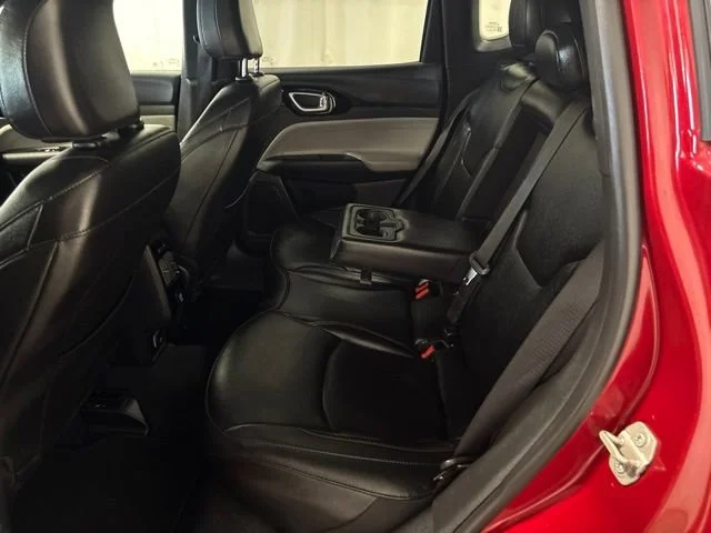 Used 2024  Jeep Limited image 38