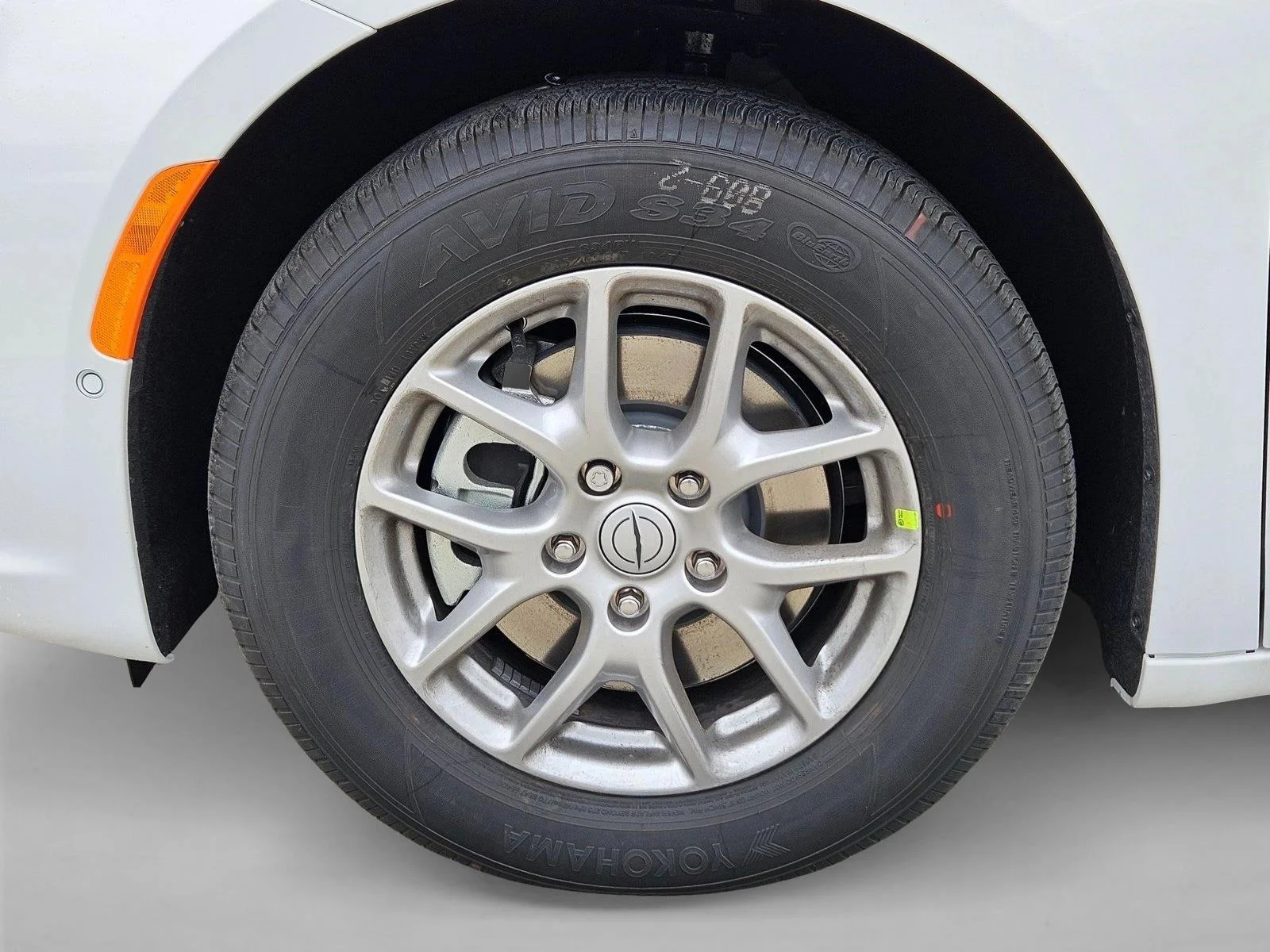 New 2026 Bright White Clear-Coat Exterior Paint Chrysler Select image 10