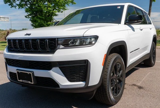 New 2026 Bright White Clear-Coat Exterior Paint Jeep Altitude image 2