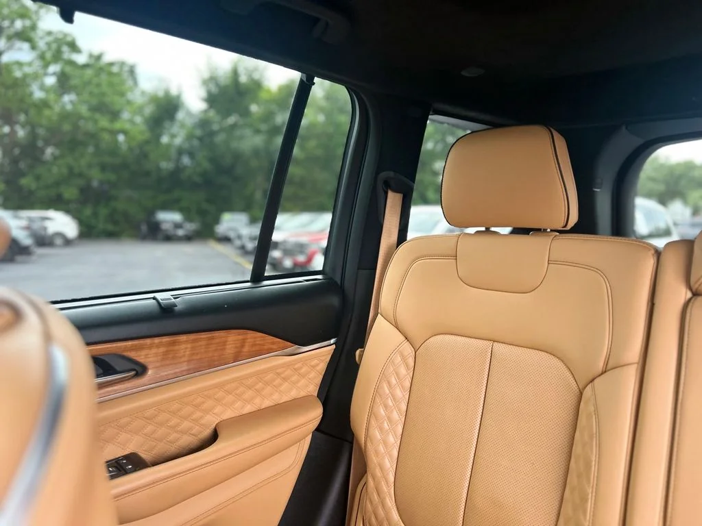 Used 2025 White Jeep Summit Reserve image 9