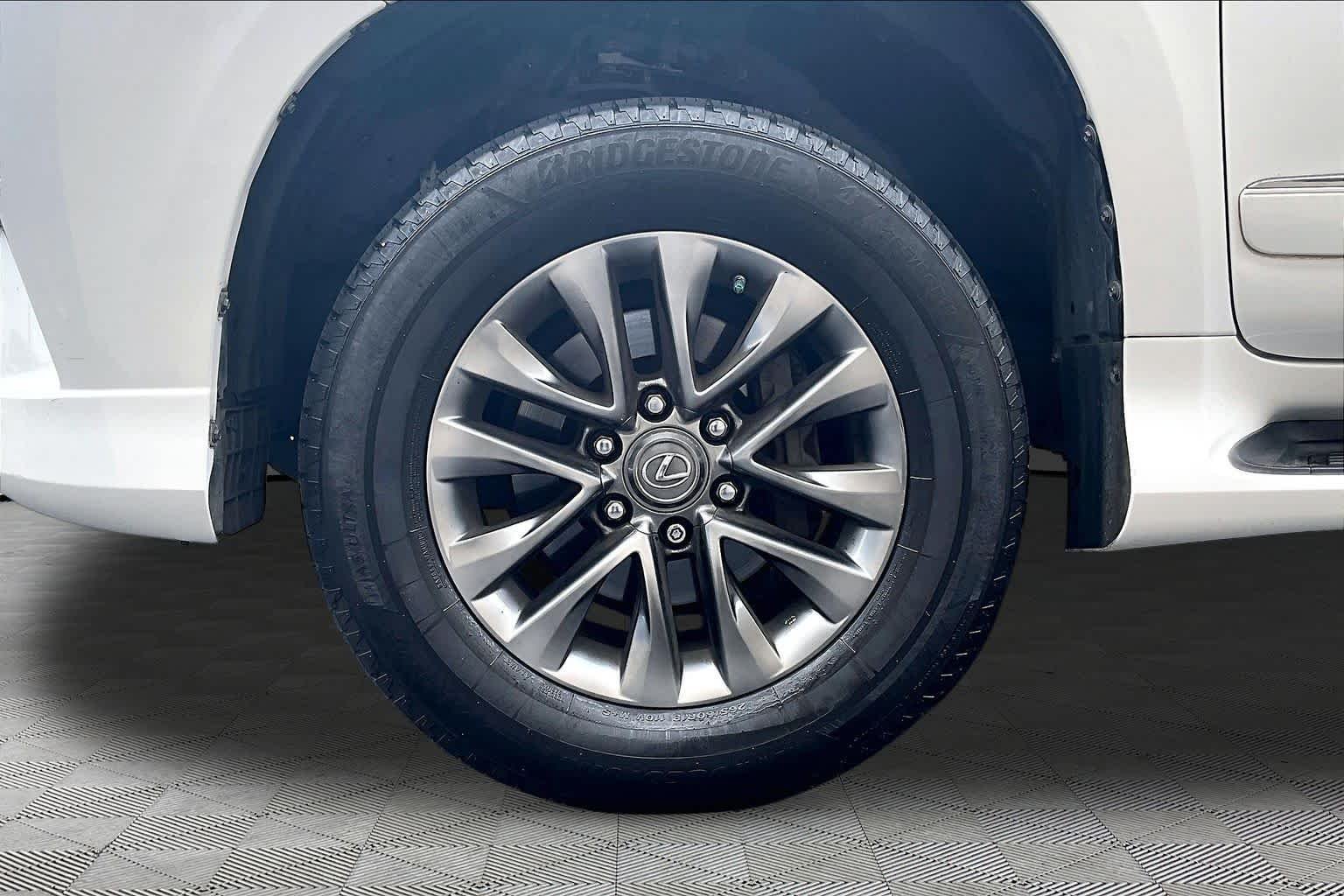 Used 2015 Starfire Pearl Lexus Luxury image 10