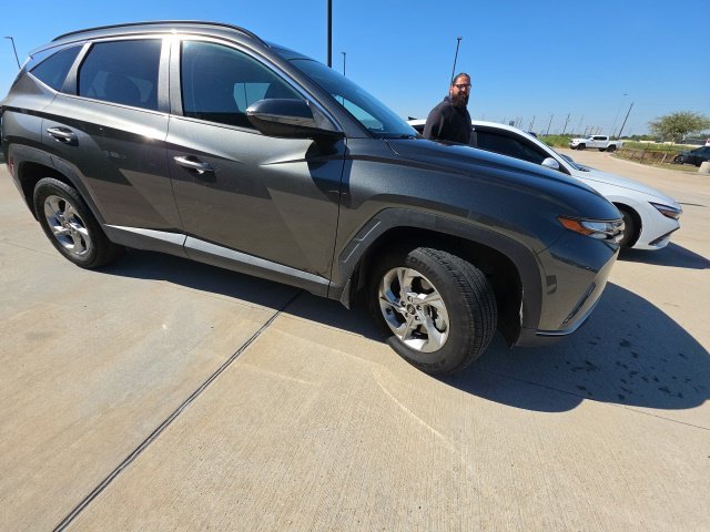 Used 2023 Amazon Gray Hyundai SEL image 2