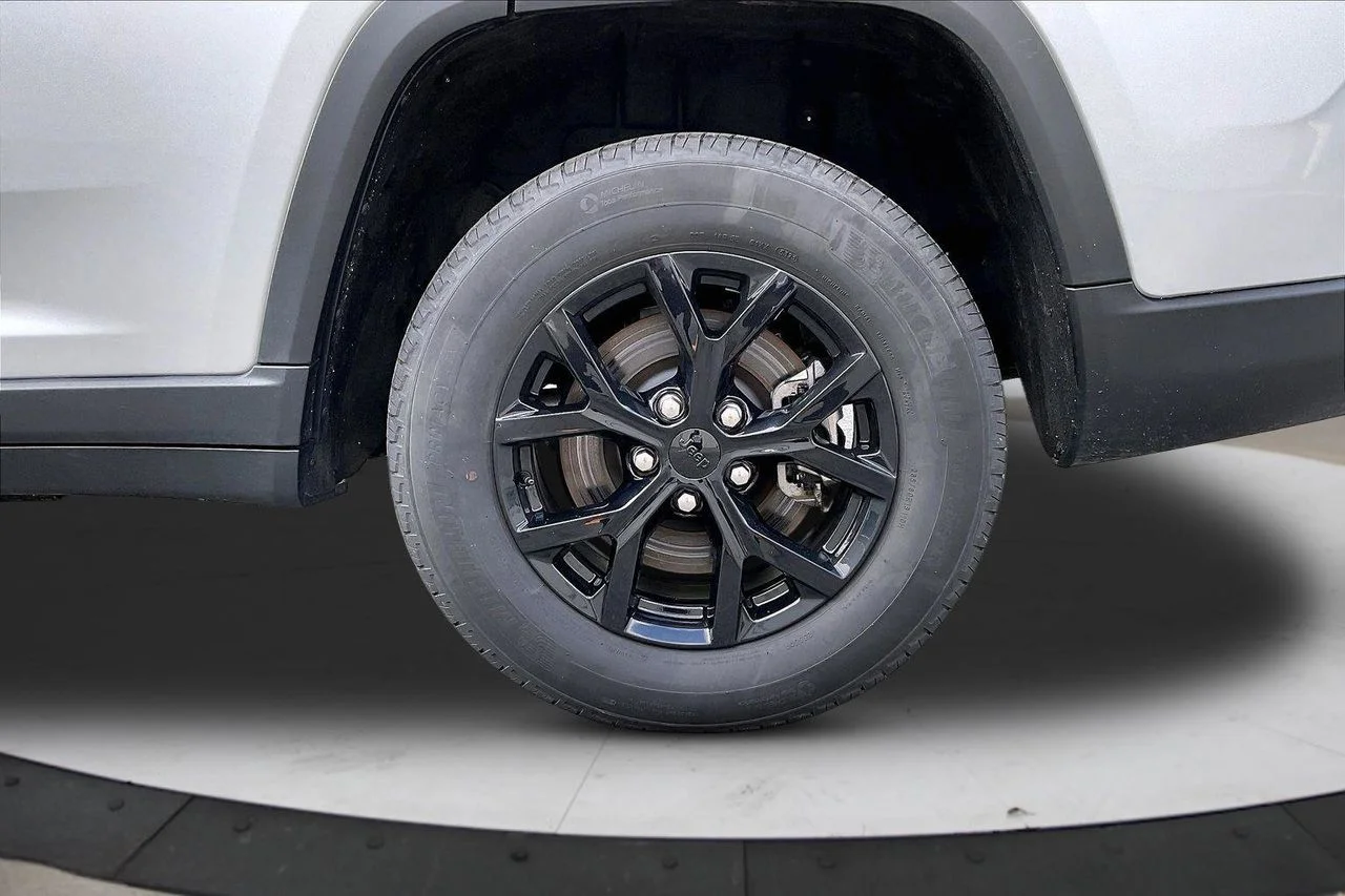 Used 2024 Silver Jeep Altitude image 36