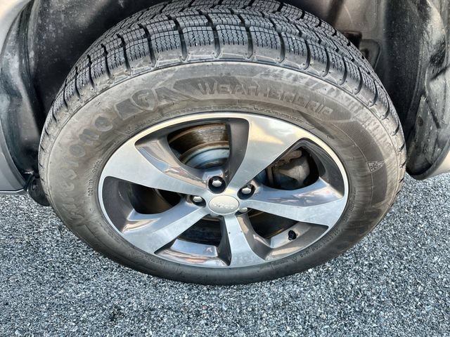 Used 2019  Jeep Limited image 19